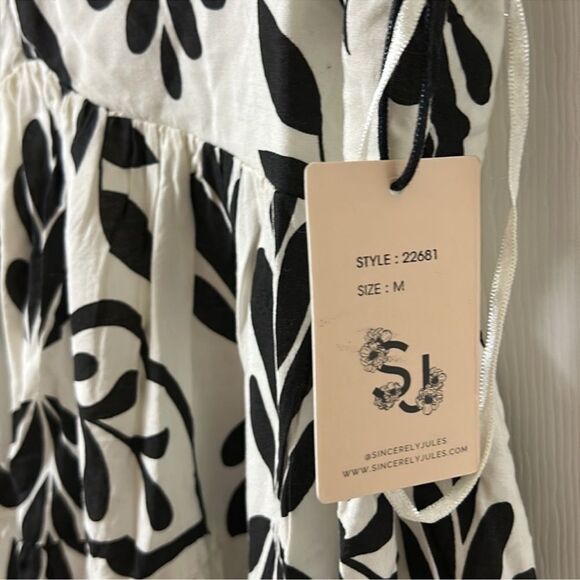 Sincerely Jules Flowy Black and White Sleeveless
Mini Dress(Size Medium) - Picture 5 of 6